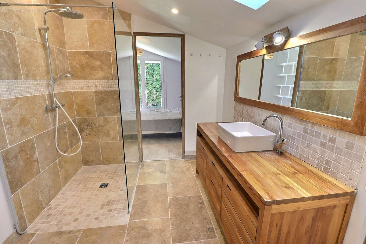 Maison à ENTRAIGUES-SUR-LA-SORGUE