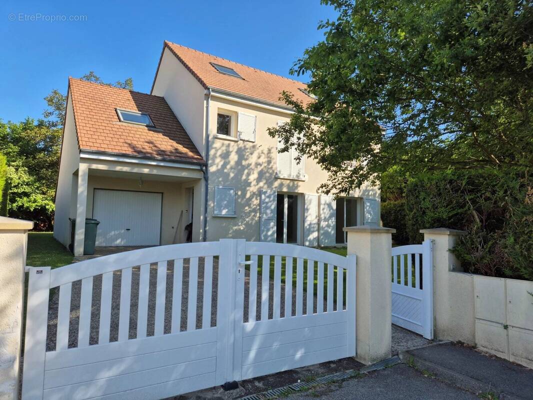 Maison à LE MESNIL-SAINT-DENIS