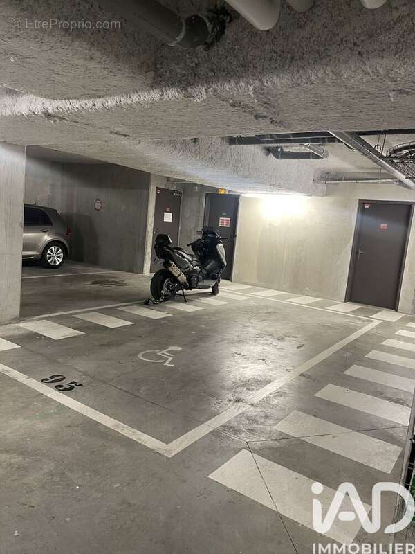 Photo 2 - Parking à CERGY