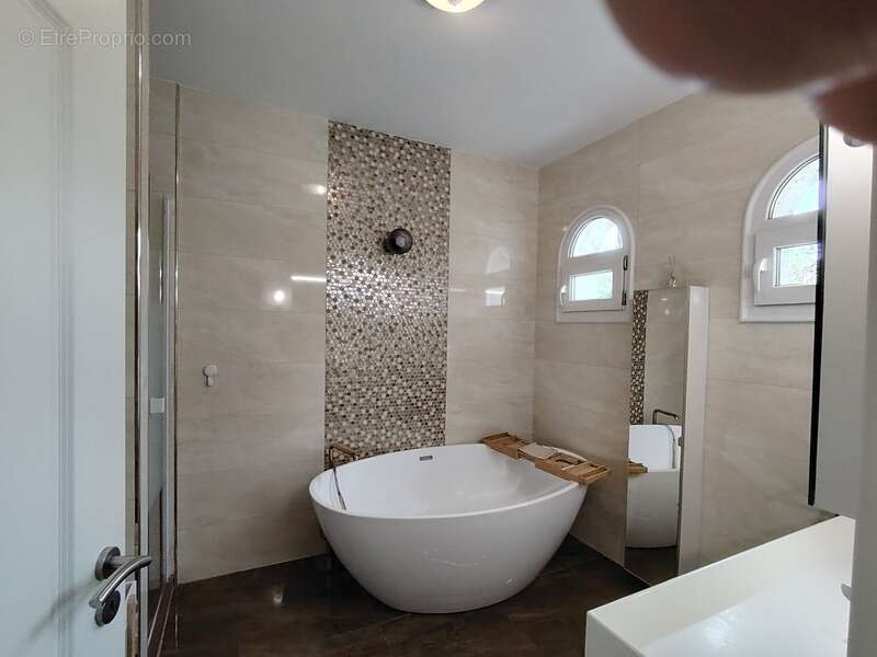 Maison d'architecte de 284 m² avec parc et piscine chauffée - Neuville de Poitou - photo 12