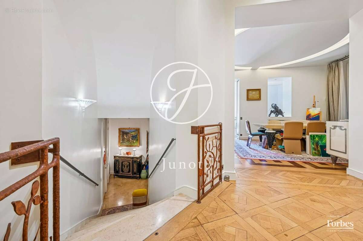 Appartement à PARIS-16E