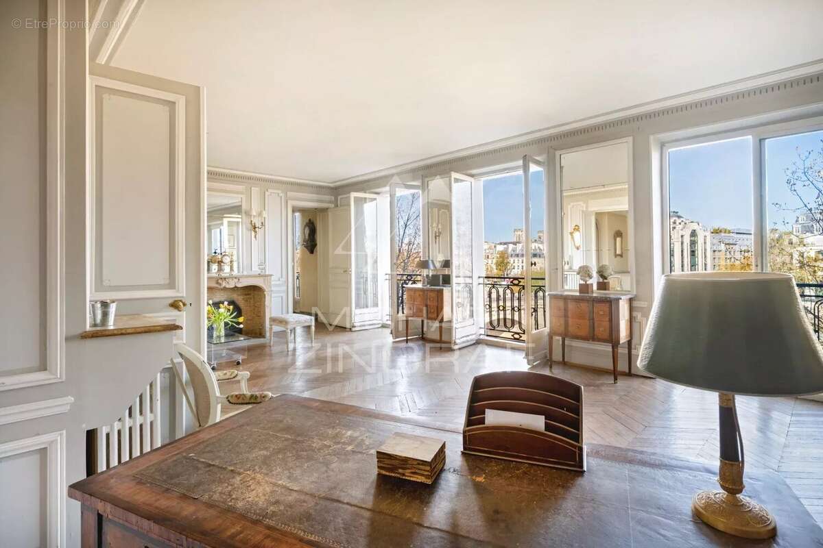 Appartement à PARIS-1E