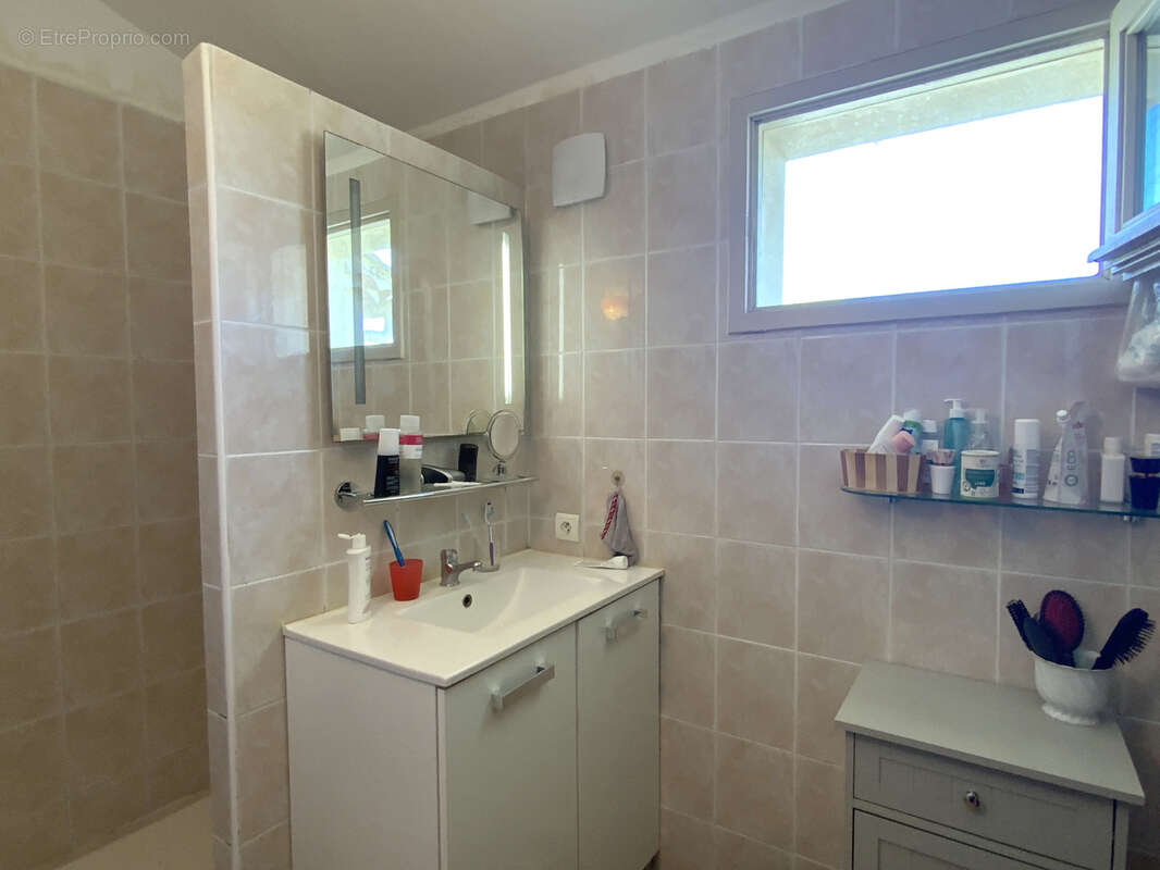 Villa de plain-pied, piscine, terrain paysagé et appartement indépendant. - photo 13