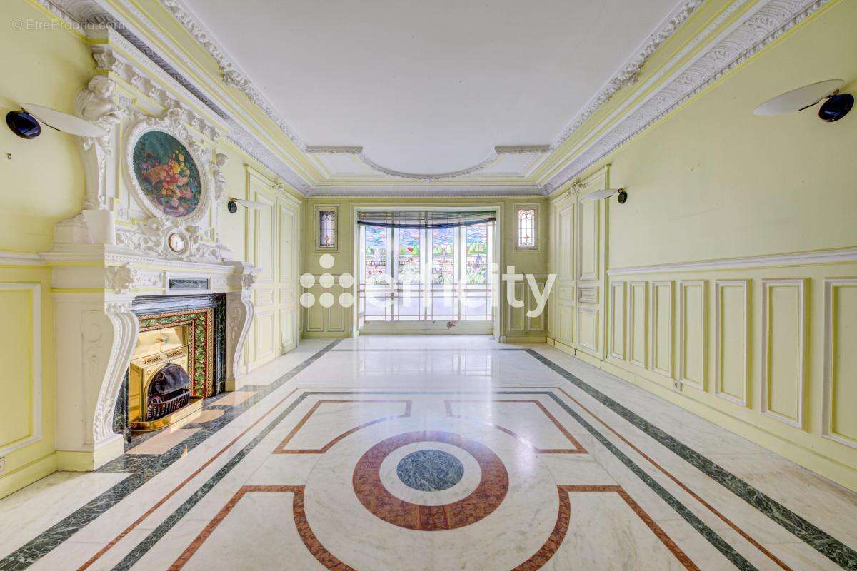 Appartement à PARIS-8E