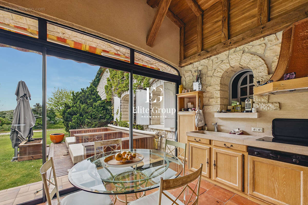 À vendre demeure de charme - 415 m² au coeur d'un parc arboré de 2,6 hectares - photo 8