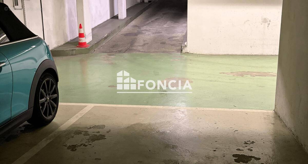 Parking à PARIS-18E