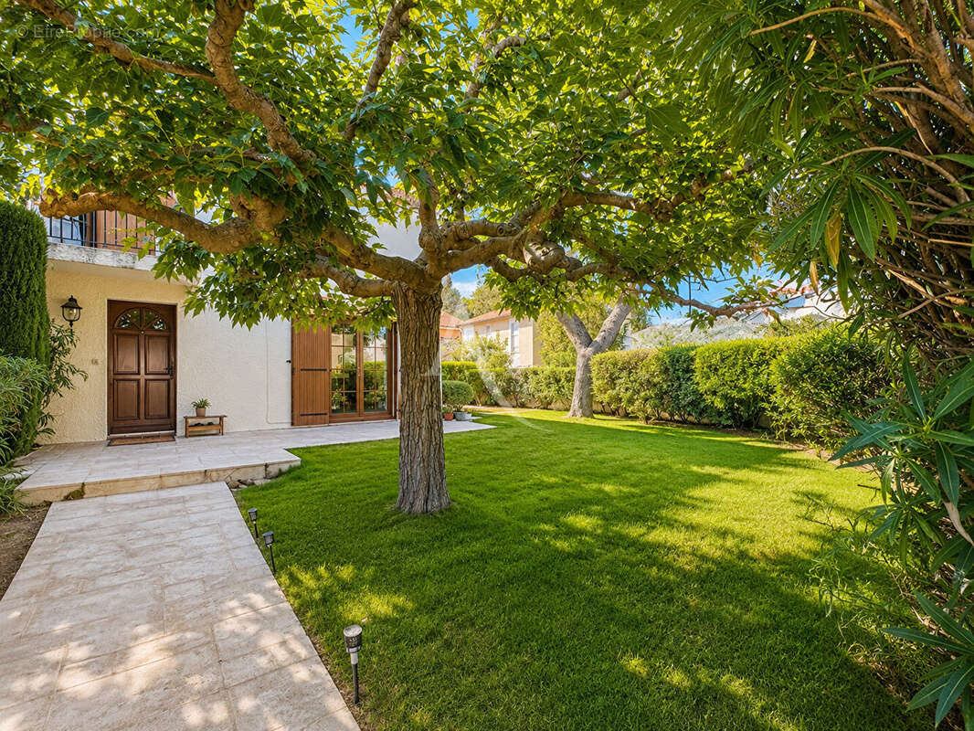 Maison familiale de 110 m² avec 4 chambres et beau terrain de 445 m² - photo 2