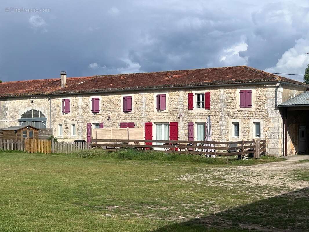 Maison à vendre 16 pièces pour investisseurs CHAMPAGNE (17) - photo 2