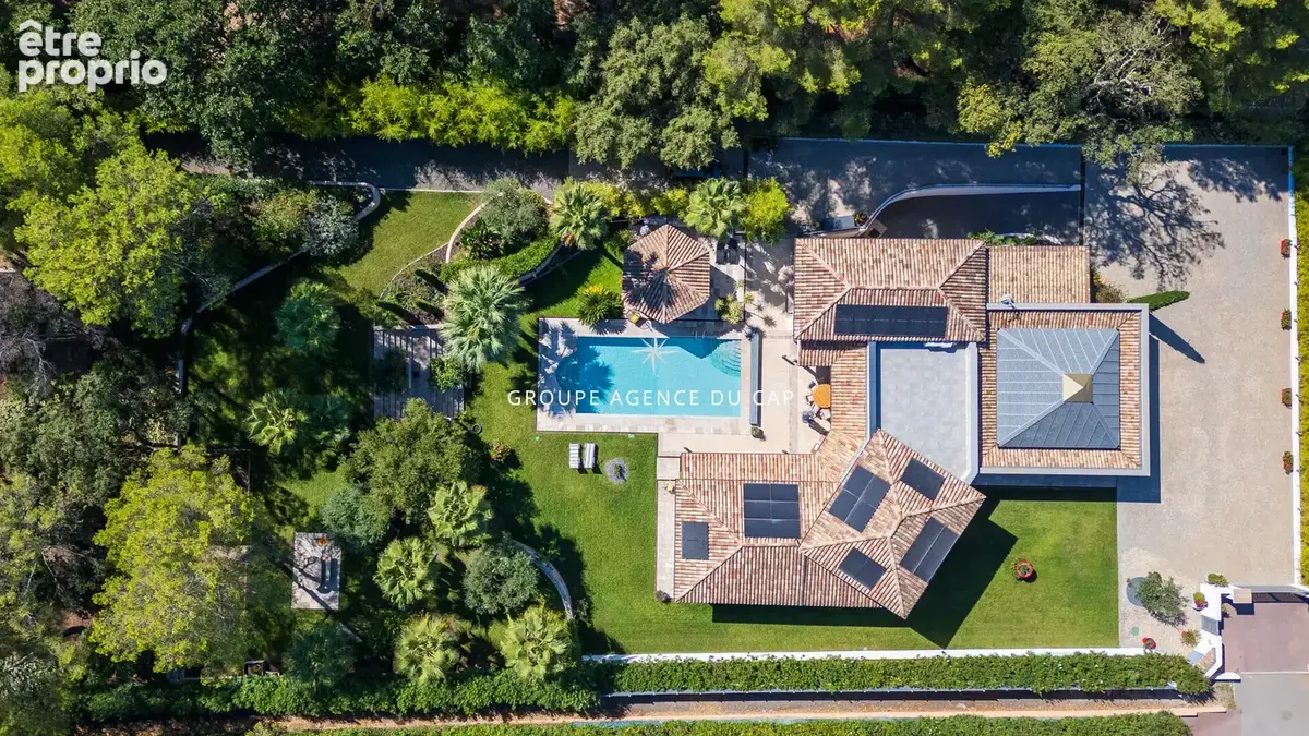 Villa de caractère, piscine chauffée et garage de 200 m² au coeur d'un parc de 5 000 m²  à Fréjus - photo 2