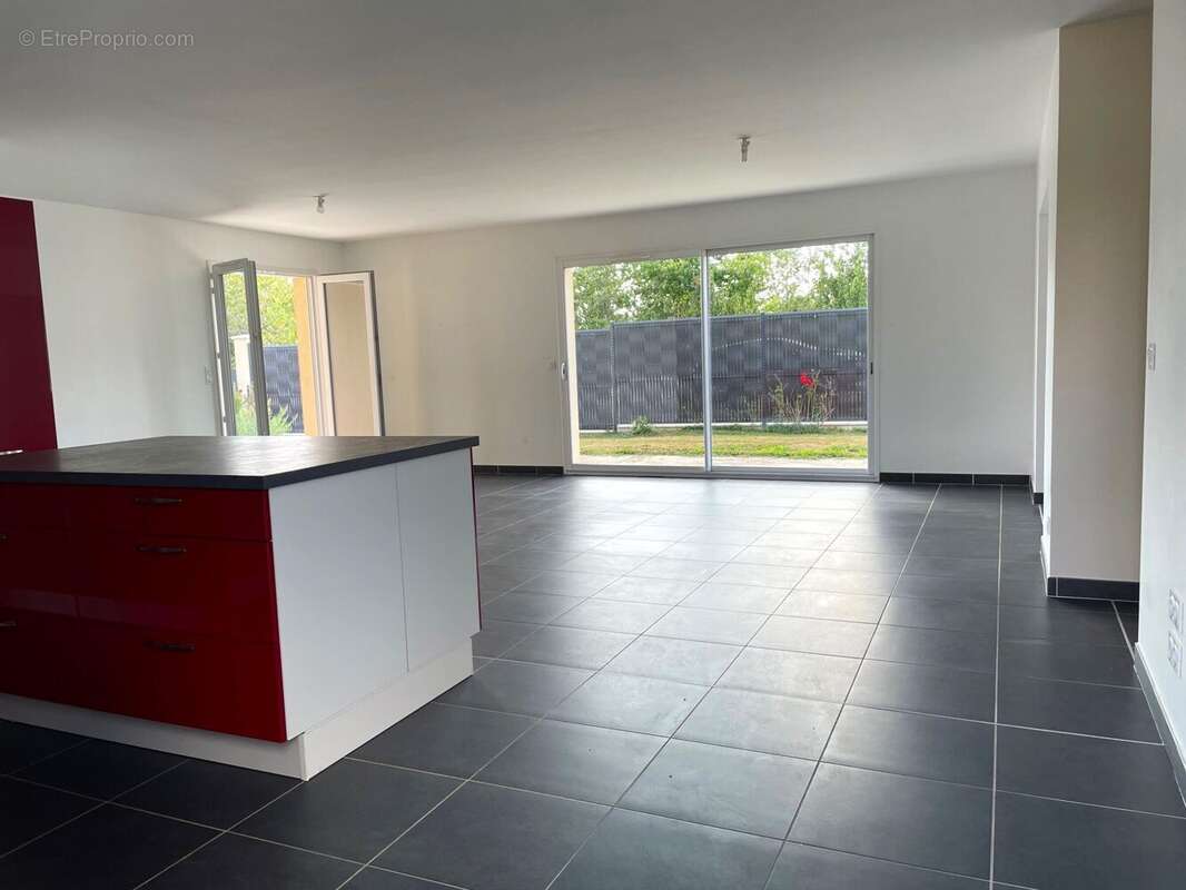 Maison 110 m² à Targon  - photo 4