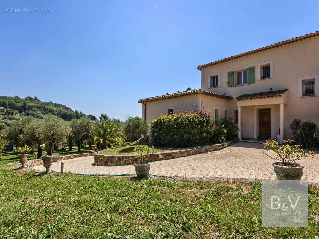 Maison à CHATEAUNEUF-GRASSE