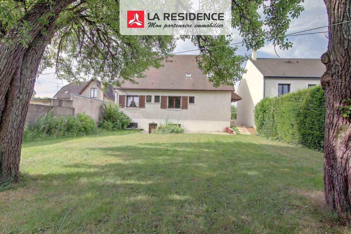 Maison à LE MESNIL-SAINT-DENIS