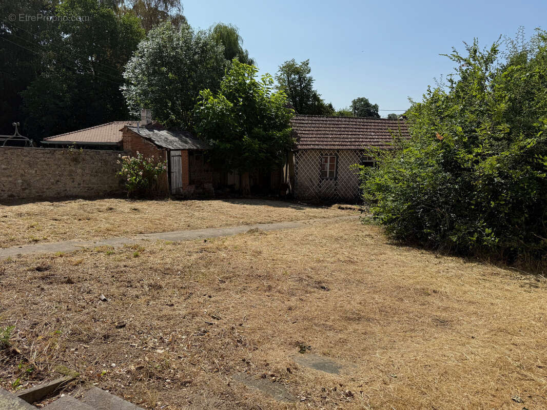 Auv 1227 : Maison de bourg à rénover, jardin, garages et grange - photo 87