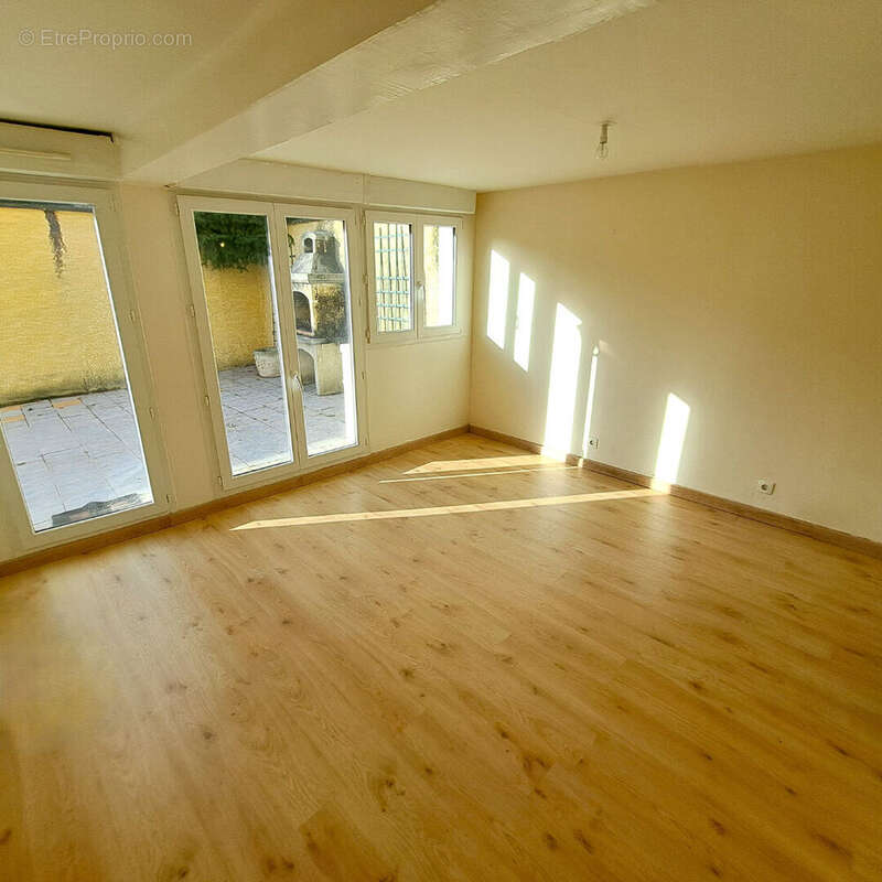 Appartement à SAINT-GENIS-LAVAL