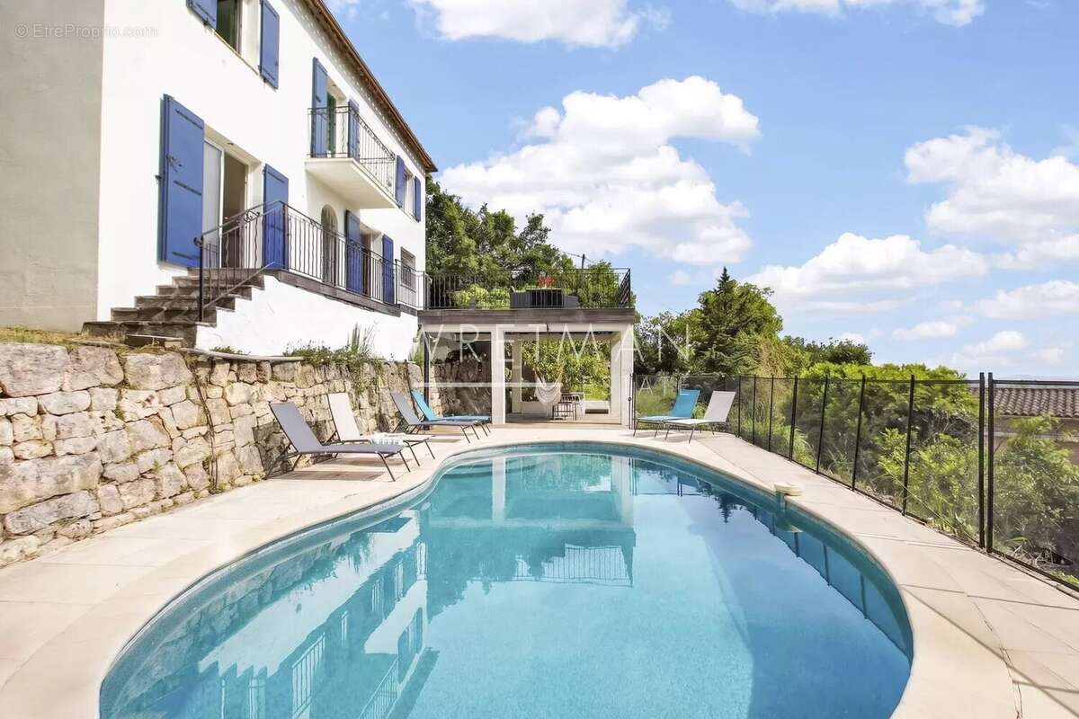 Maison à CHATEAUNEUF-GRASSE