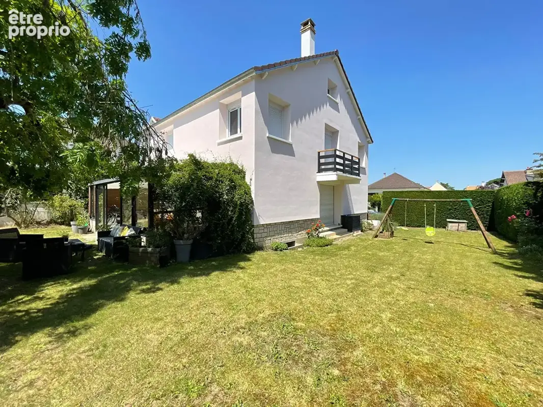 Photo Maison à Le Mesnil-Le-Roi au prix de 1 090 000€