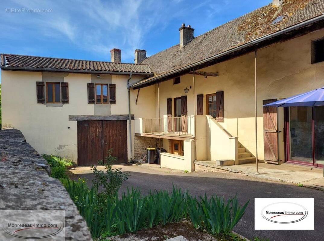 Maison à AZE