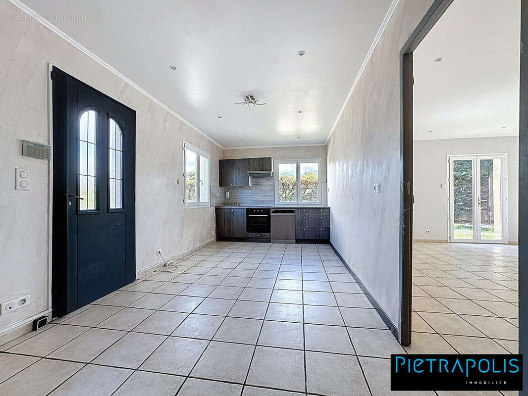 Commerce 104 m² à Saint-Genis-Laval  - photo 6