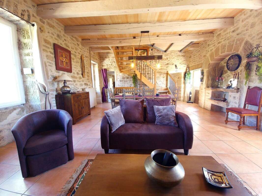 Belle maison en pierres dans un hameau calme - photo 6