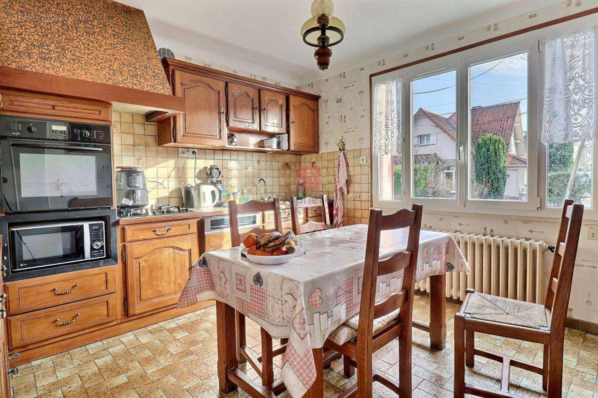 Maison à SAINTE-GENEVIEVE-DES-BOIS