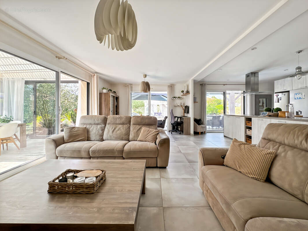 À vendre   Maison contemporaine avec piscine à Saint-Bernard 160m2 6 pièces sur grand  terrain plat. - photo 5