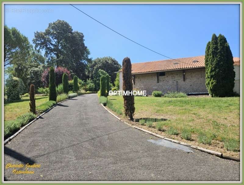 Maison à ROULLET-SAINT-ESTEPHE