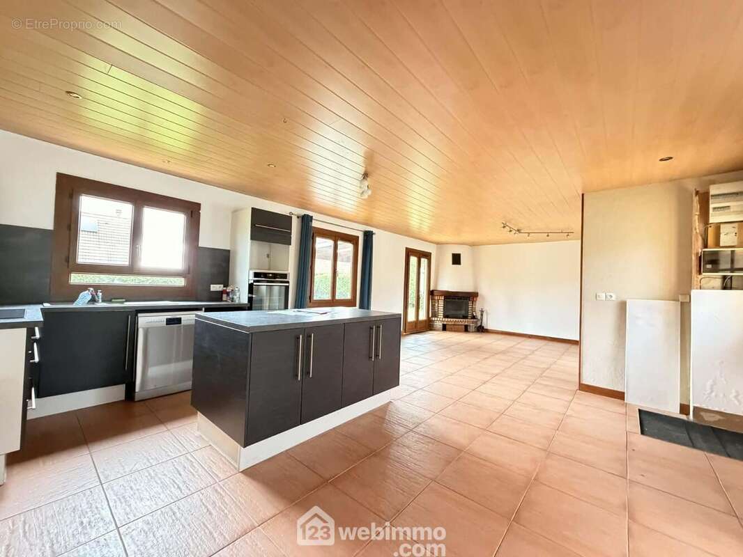 Vous apprécierez l'ilot central - Maison à FRESSANCOURT