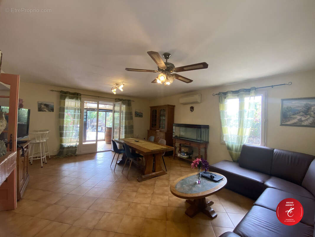 Salon - Maison à LE MUY