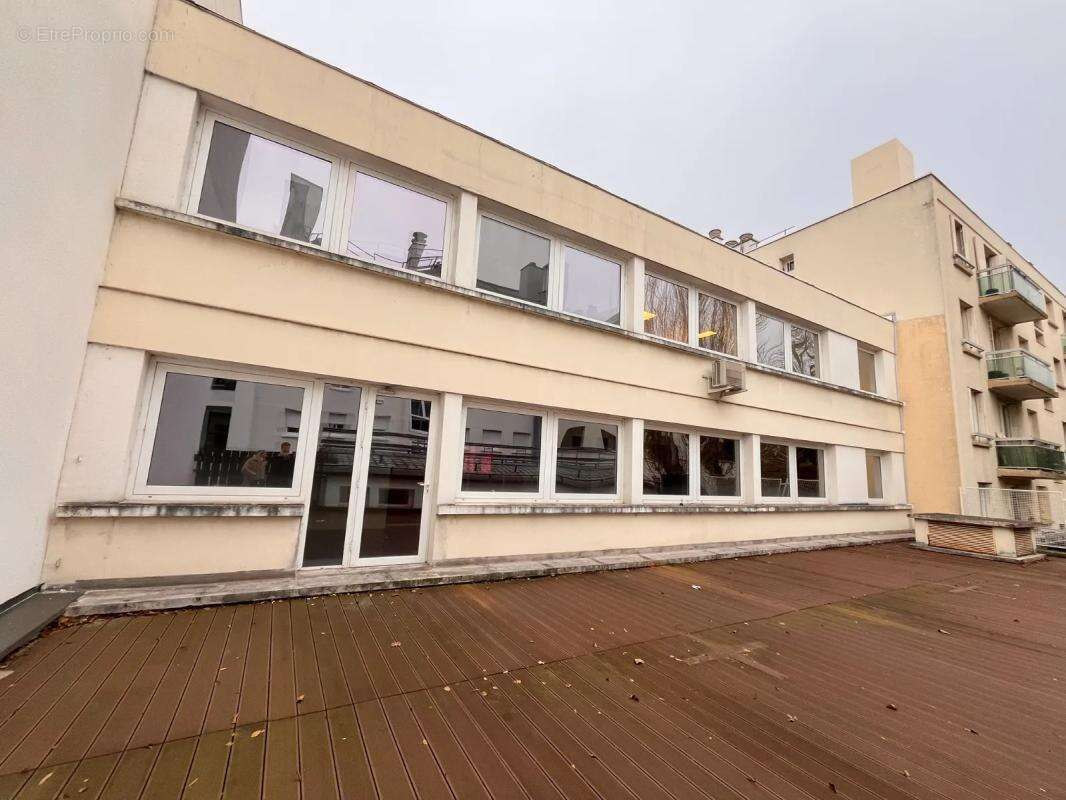 Immeuble indépendant RDC+2 niveaux à Louer 900m² avec 4mètres de Hauteur sous plafond à Saint Cloud. Terrasse privative, climati - photo 5