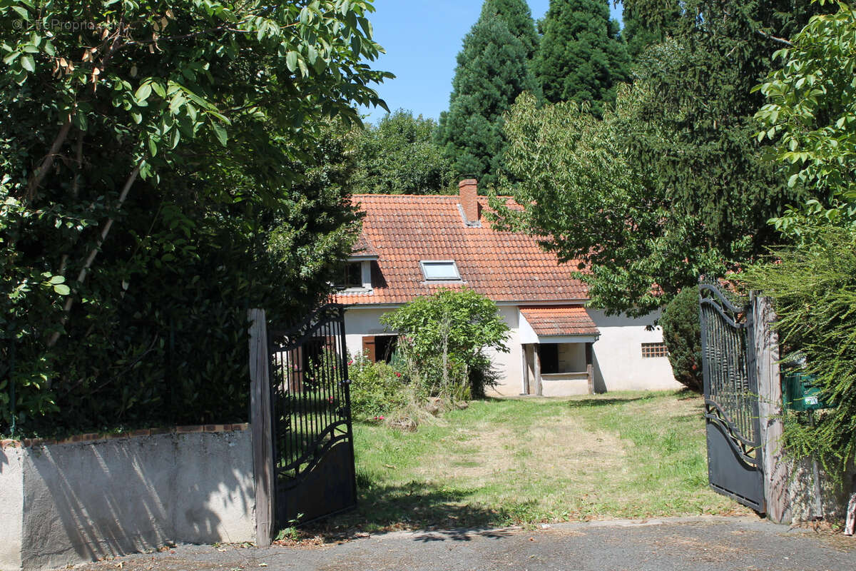St Palais   Maison spacieuse  sur 1612 m2 dans le village. - photo 3