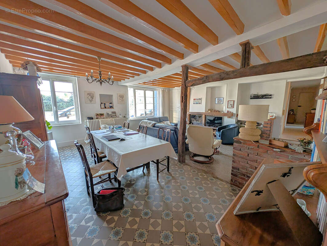 Maison ancienne sur la commune de Montholon de 266m2 habitable et son jardin de 860m2 - photo 3