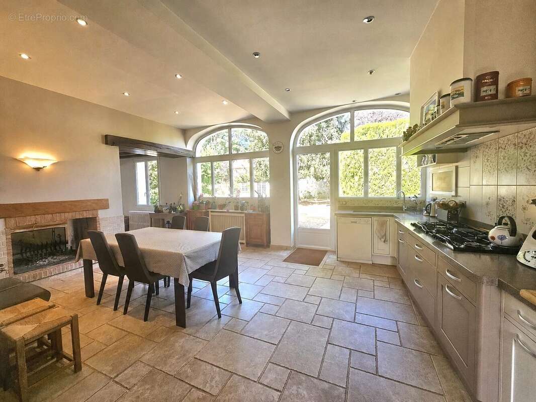 Maison 323 m² à Menilles  - photo 2
