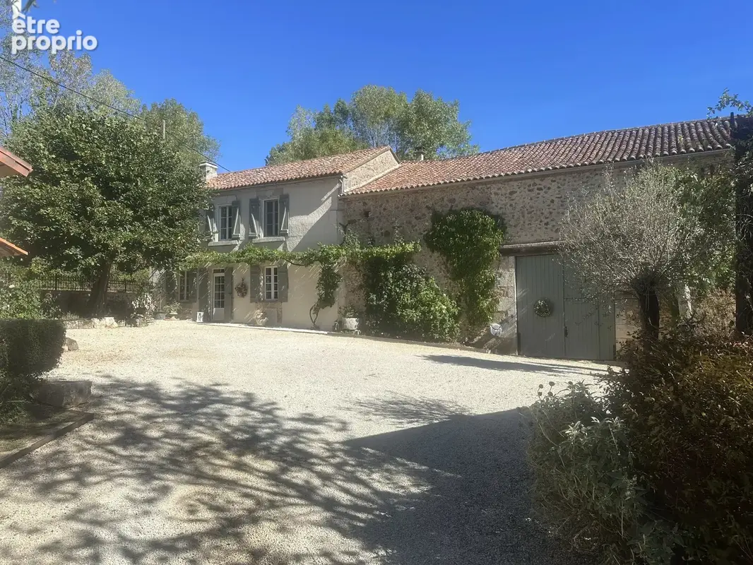 Photo Maison à Montbron au prix de 499 950€