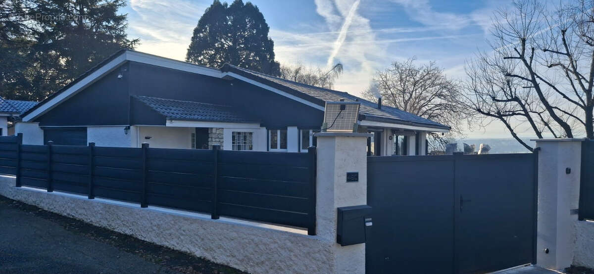 Maison à CREUZIER-LE-VIEUX