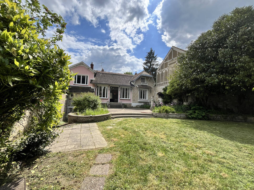 Maison à JOUY-LE-MOUTIER