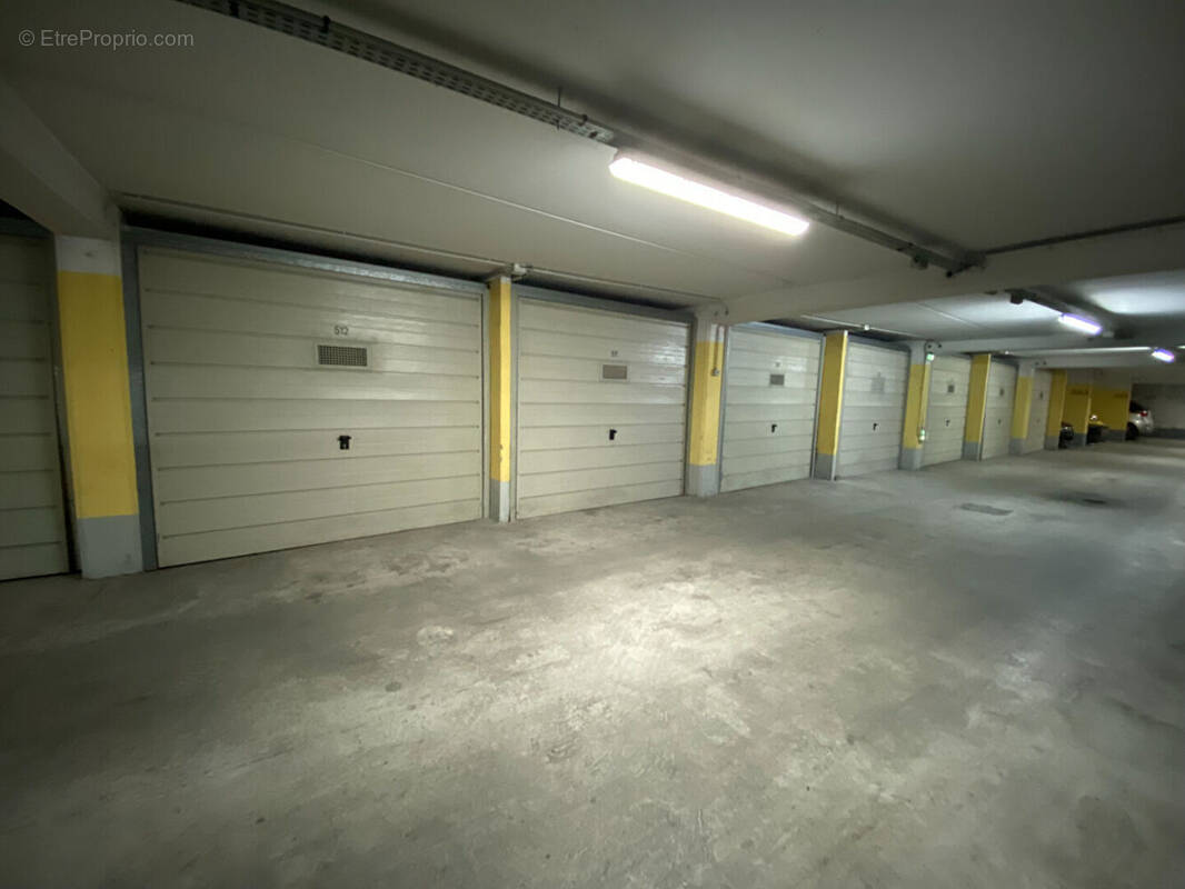 Parking à PARIS-3E