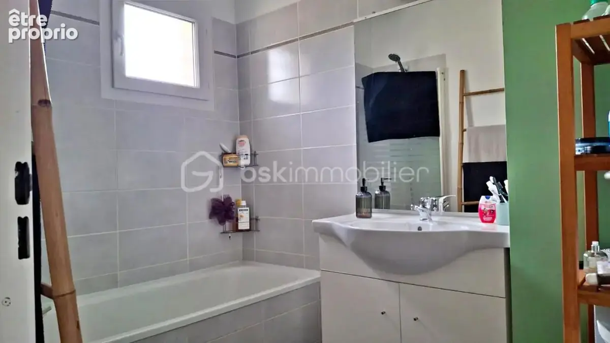 LA FARE-LES-OLIVIERS – Maison T3 avec jardin, garage & parking - photo 17