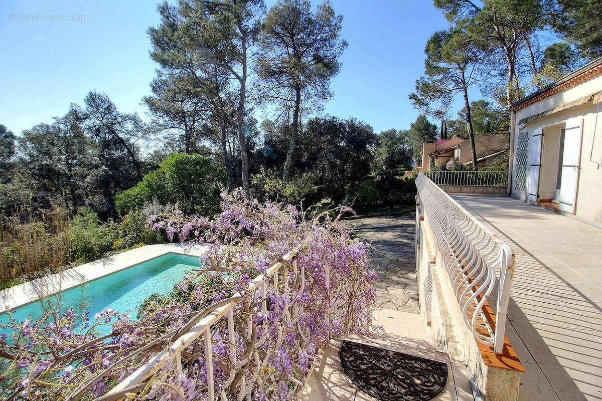 Maison à SAINT-CLEMENT-DE-RIVIERE