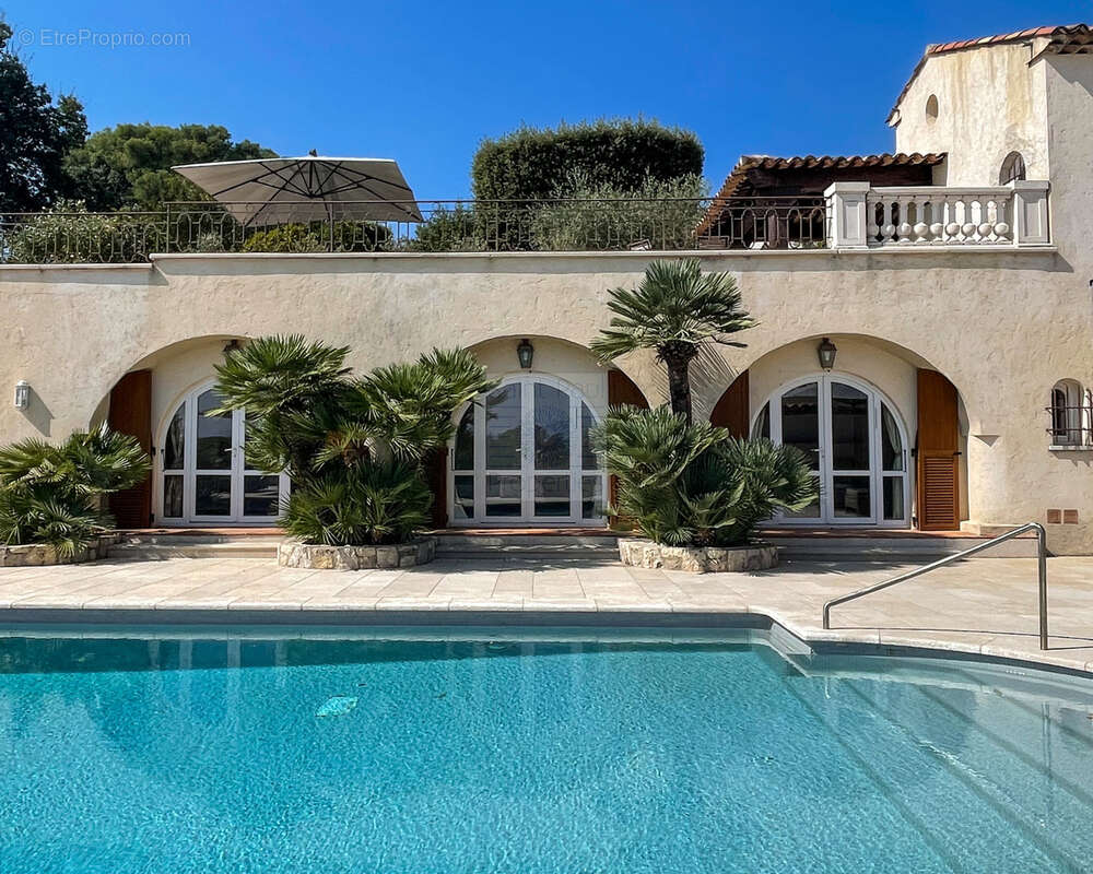 Superbe propriété - 437m2 - Domaine fermé - photo 20