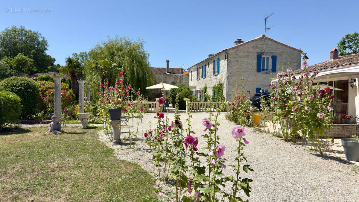 Maison à SAINT-OUEN-D'AUNIS