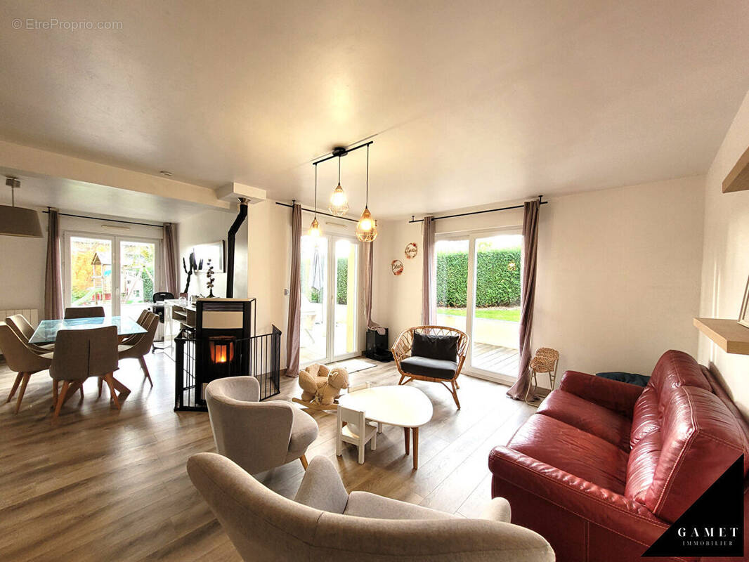 Maison à SAINT-THUAL