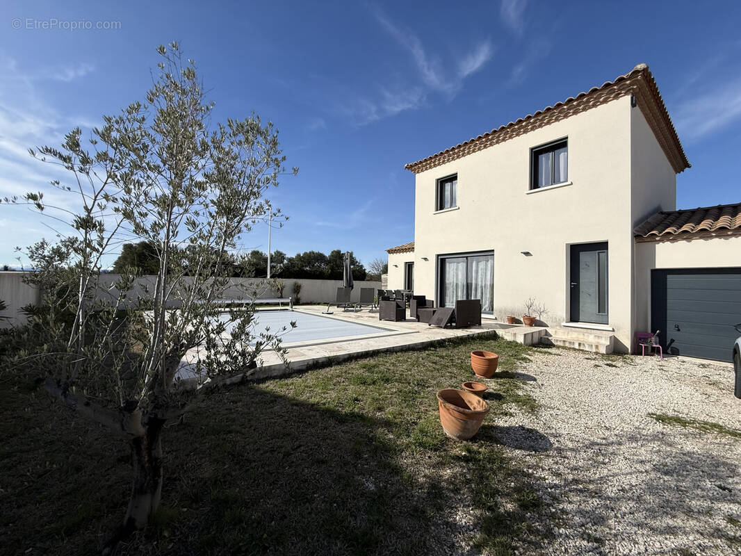 Maison à SAINT-CHAPTES