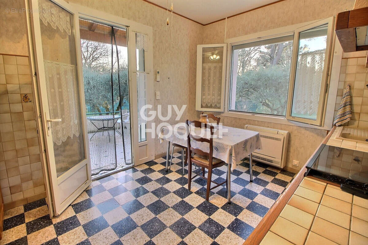 Maison Tarascon dans la garrigue sur 3205 m² - photo 12