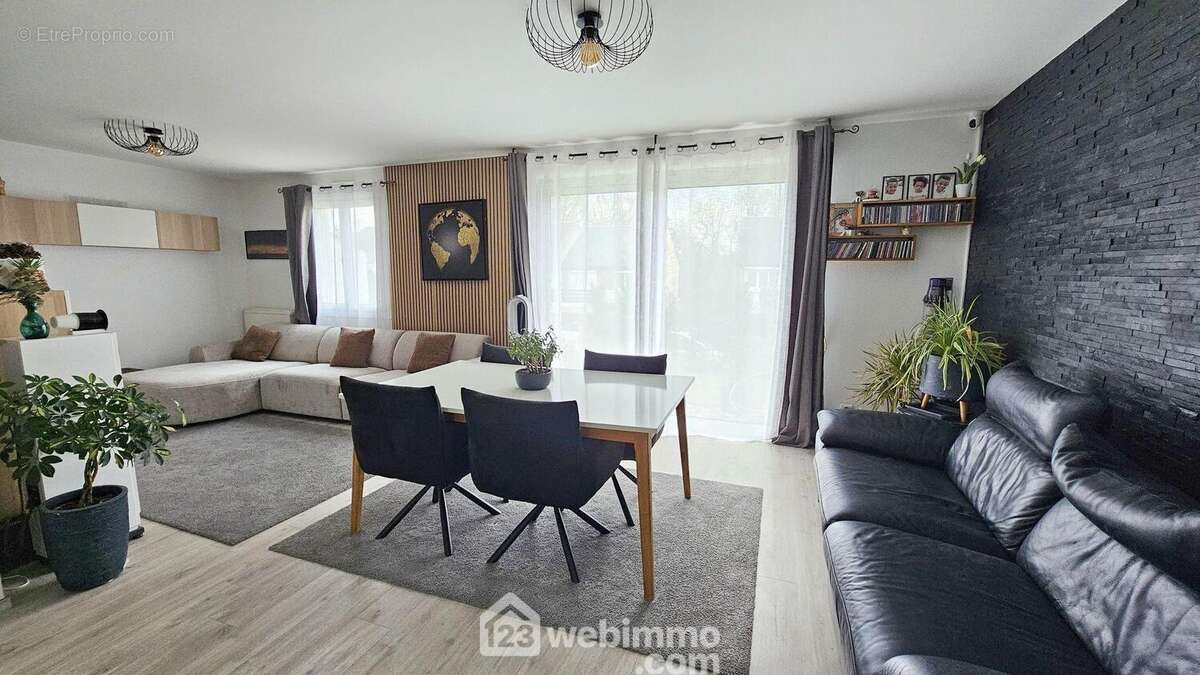 Voici une vue d'ensemble du séjour de 34 m². - Maison à MILLY-LA-FORET