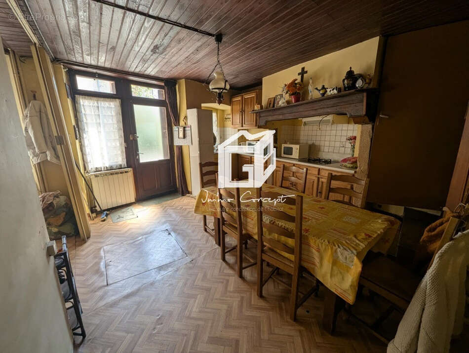 Maison à SALLES-CURAN