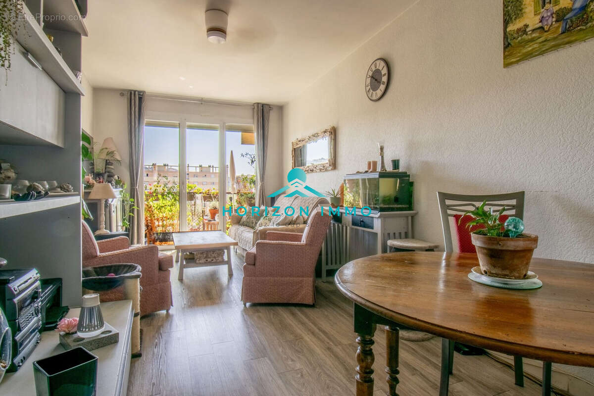 Appartement à SAINT-LAURENT-DU-VAR