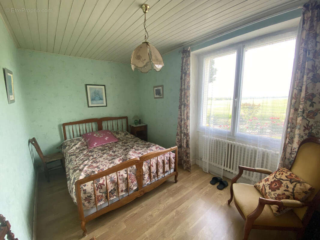 ch2 - Maison à SAINT-QUENTIN-DE-CHALAIS