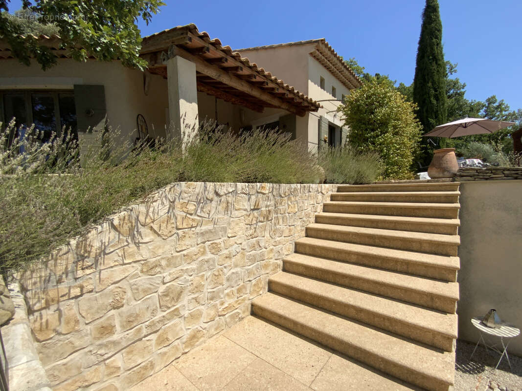 Villa d'architecte en position dominante de plain pied et sa vue panoramique. - photo 26