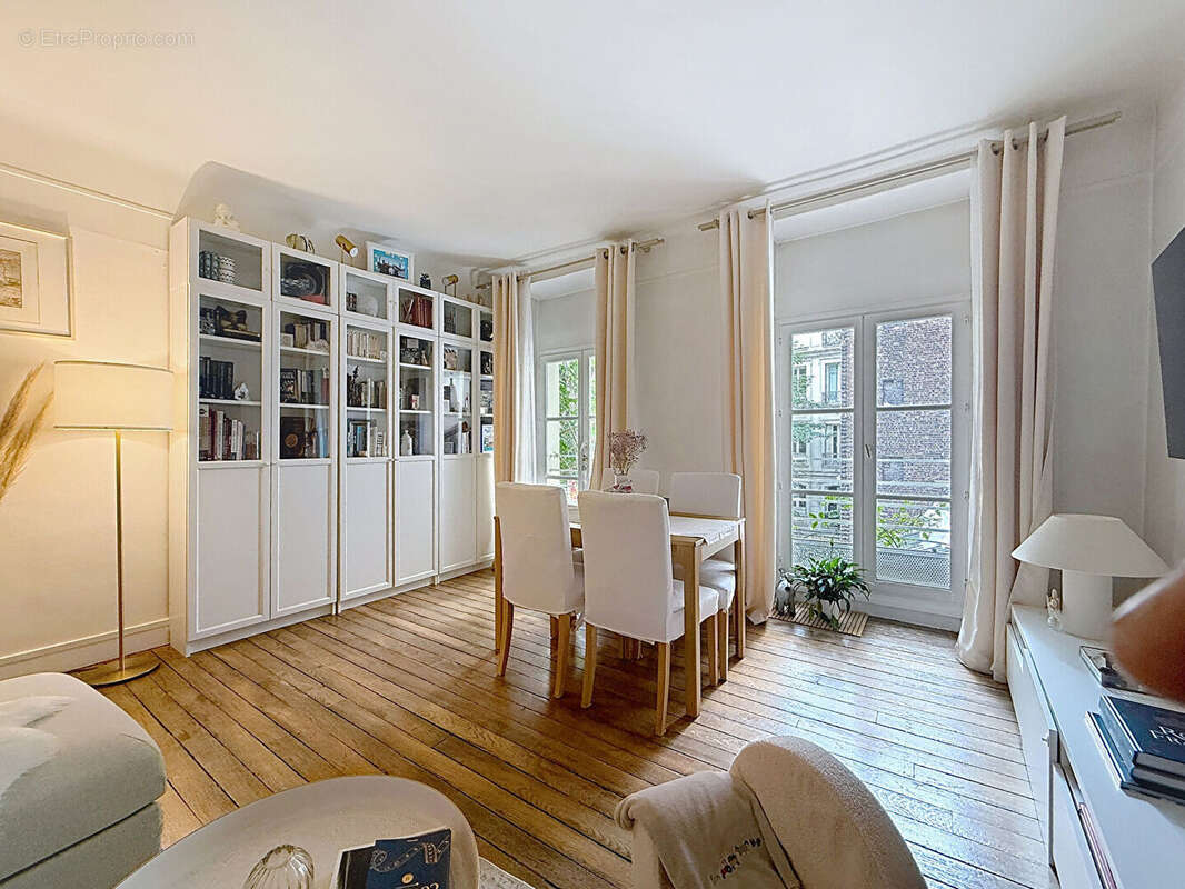 Appartement à PARIS-16E