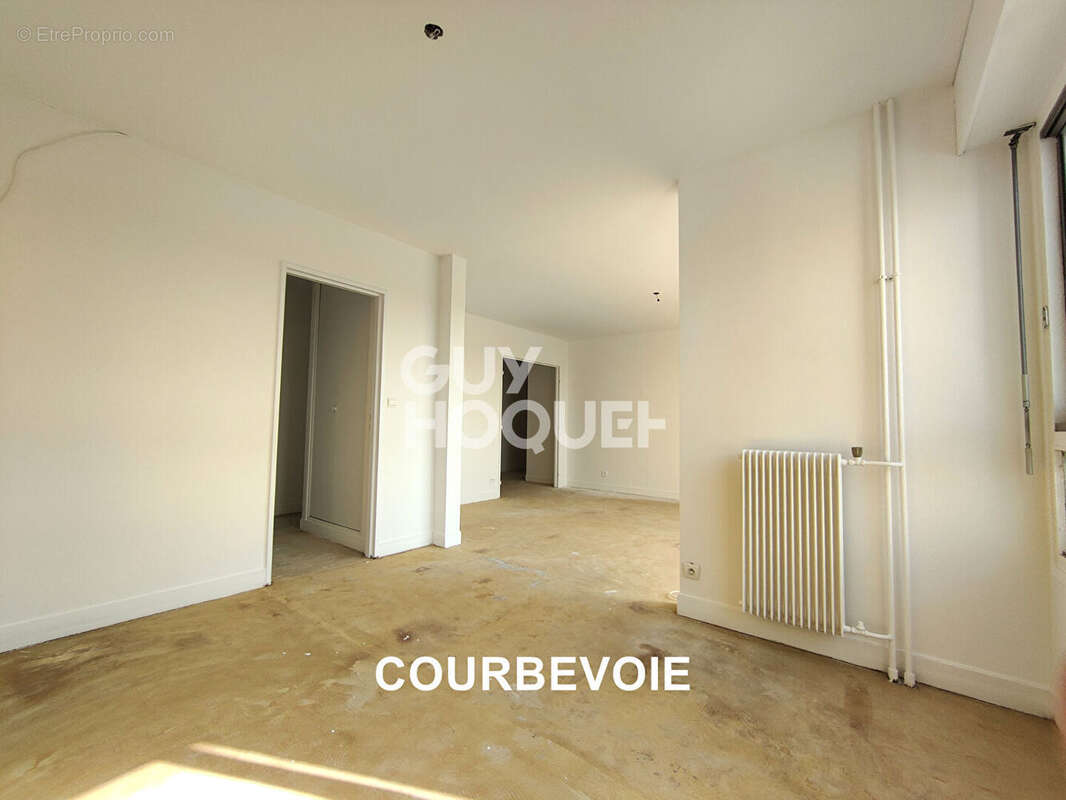 Appartement à COURBEVOIE